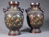 deux vases ornés de motifs