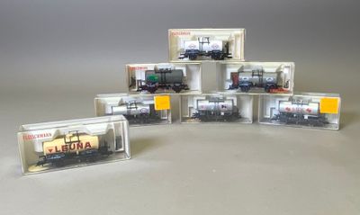 une pile de petits trains posée sur une table