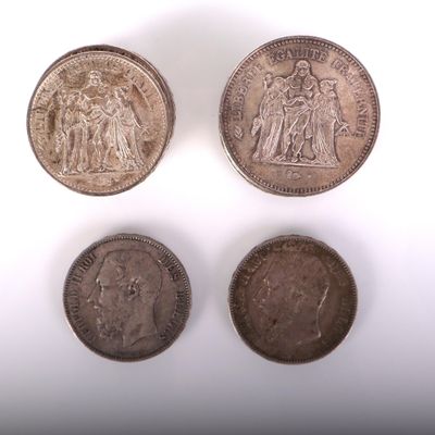 trois pièces britanniques, dont l'une est un souverain et l'autre est un souverain
