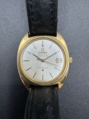 gros plan d'une montre sur une surface noire