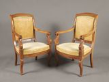paire de fauteuils français du XIXe siècle en noyer sculpté
