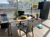 un bureau avec deux chaises et un ordinateur dessus