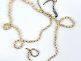 gros plan d'un collier de perles sur une surface blanche