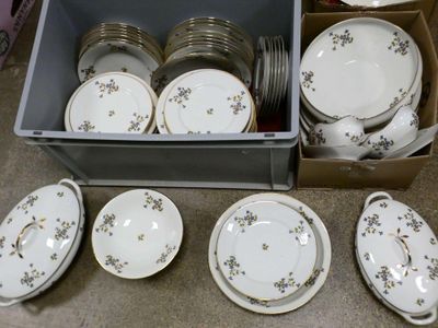 plusieurs assiettes et bols dans une boîte posée sur le sol