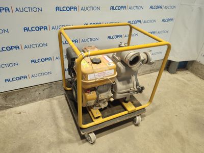 l'image d'une petite pompe posée sur un chariot dans une pièce