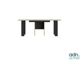 La table est en bois et possède un piètement noir.