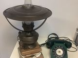 une table sur laquelle se trouvent une lampe et un téléphone