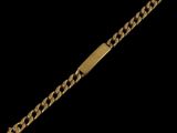 gros plan d'un bracelet en or sur fond noir