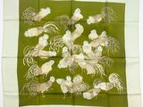 foulard en soie vert et blanc orné de coqs et de poules