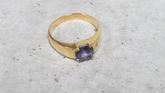 Bague en or jaune 750 millièmes ornée au centre d'une pierre de s...