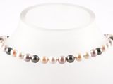 collier de perles multicolores sur un mannequin blanc