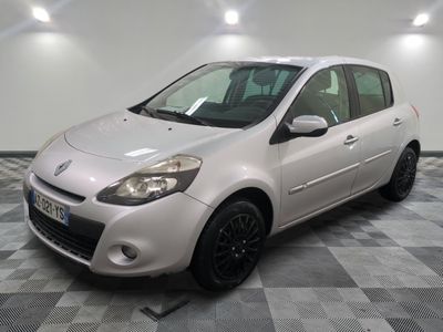 la photo d'une petite voiture blanche garée dans un garage