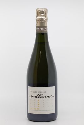 gros plan d'une bouteille de vin sur fond blanc
