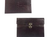 deux portefeuilles en cuir d'alligator marron sur fond blanc