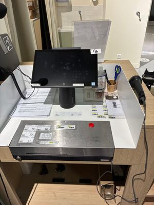 4 systèmes de caisse comprenant écrans HP, tiroirs caisses, …