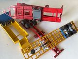 un camion rouge avec une remorque jaune et un camion rouge avec une remorque jaune