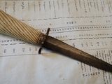 un couteau posé sur une feuille de papier