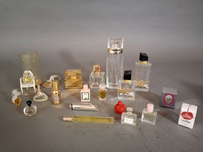 de nombreux parfums et flacons de parfum posés sur une table