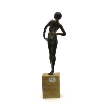 statue d'une femme debout sur un bloc de marbre