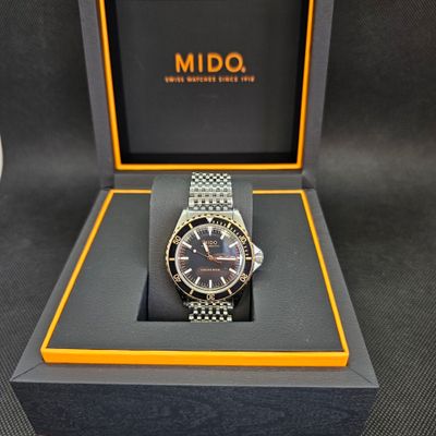 une montre qui se trouve dans une boîte sur la table