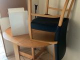 une chaise placée à côté d'une table sur laquelle se trouve une poubelle