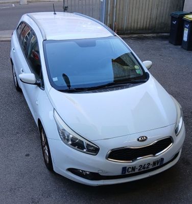 la photo d'une voiture blanche garée dans un parking