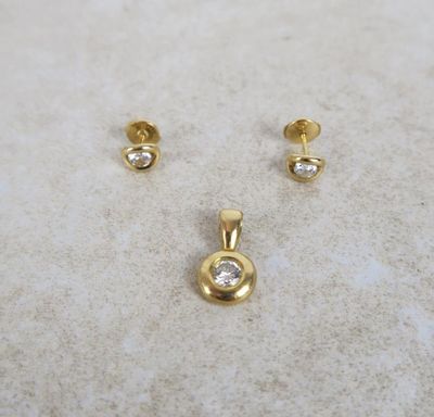 un gros plan sur une paire de boucles d'oreilles en or serties de diamants