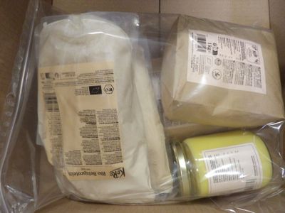 un paquet de fromage et d'autres ingrédients dans une boîte