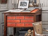 un salon avec beaucoup de meubles et de tableaux accrochés aux murs