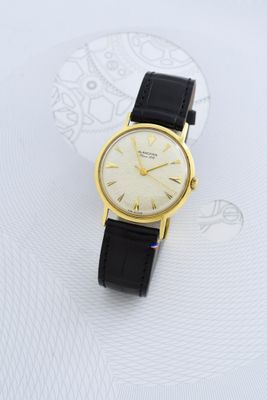 gros plan d'une montre-bracelet sur une surface blanche