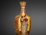 un vase en verre sur lequel est représentée une femme