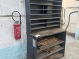 un extincteur à côté d'une pile de bois