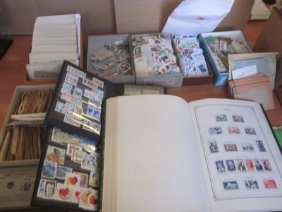 Un carton avec un album Yvert et Tellier reliure N°7 bon éta… - Photo 1