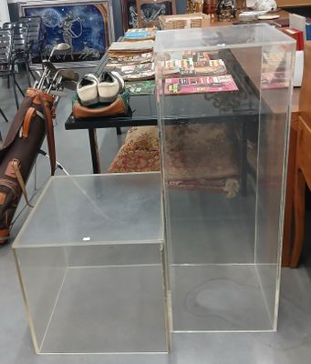 une vitrine en verre au milieu d'une pièce