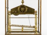 une image représentant une horloge à pendule dans une vitrine