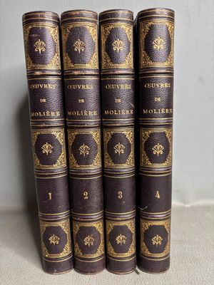 un ensemble de cinq livres anciens reliés en cuir, avec des bordures dorées