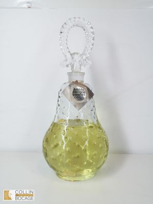 une bouteille en verre contenant un liquide vert