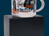 une tasse à café blanche sur laquelle est représenté un homme et une femme