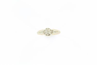 gros plan d'une bague en diamant sur fond blanc