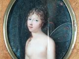 une photo d'un jeune garçon avec un papillon sur la poitrine