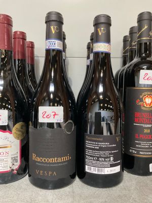 plusieurs bouteilles de vin sont alignées sur un comptoir