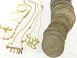 de nombreux bijoux en or et en argent posés sur une table blanche