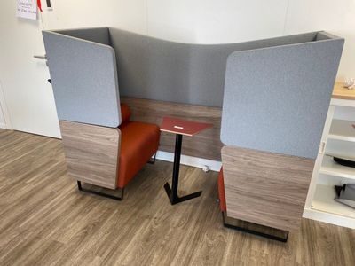 1 cellule en bois stratifié et tissu gris comprenant 2 siège…