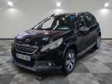 la voiture noire est garée sur un sol en damier dans le garage