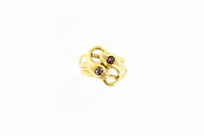 une image représentant une bague en or sertie de deux pierres brunes