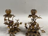 paire de bougeoirs anciens en laiton ornés de fleurs et de feuilles