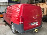 une camionnette rouge garée dans un garage