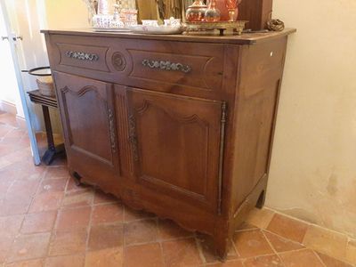 une commode surmontée d'un miroir dans une pièce