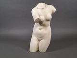 sculpture représentant un torse féminin sur fond gris