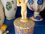 de nombreux vases différents sur l'étagère de cette pièce